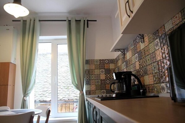 Microwave, oven, dishwasher, coffee/tea maker