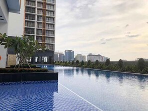 Una piscina al aire libre