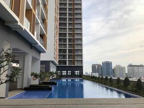 Una piscina al aire libre