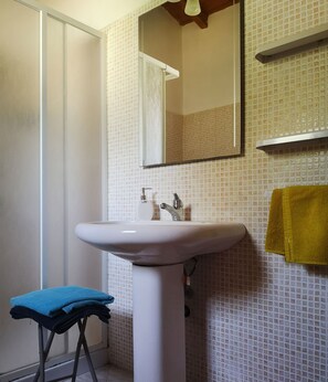 Dusche, Haartrockner, Bidet, Handtücher