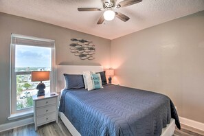2 bedrooms, desk, iron/ironing board, Internet - Bright Gulf Shores Beachfront Condo w/ Pool Access (Gulf Shores)