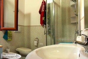 Doccia, asciugacapelli, bidet, asciugamani