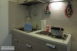 Réfrigérateur, cafetière-théière, bouilloire électrique