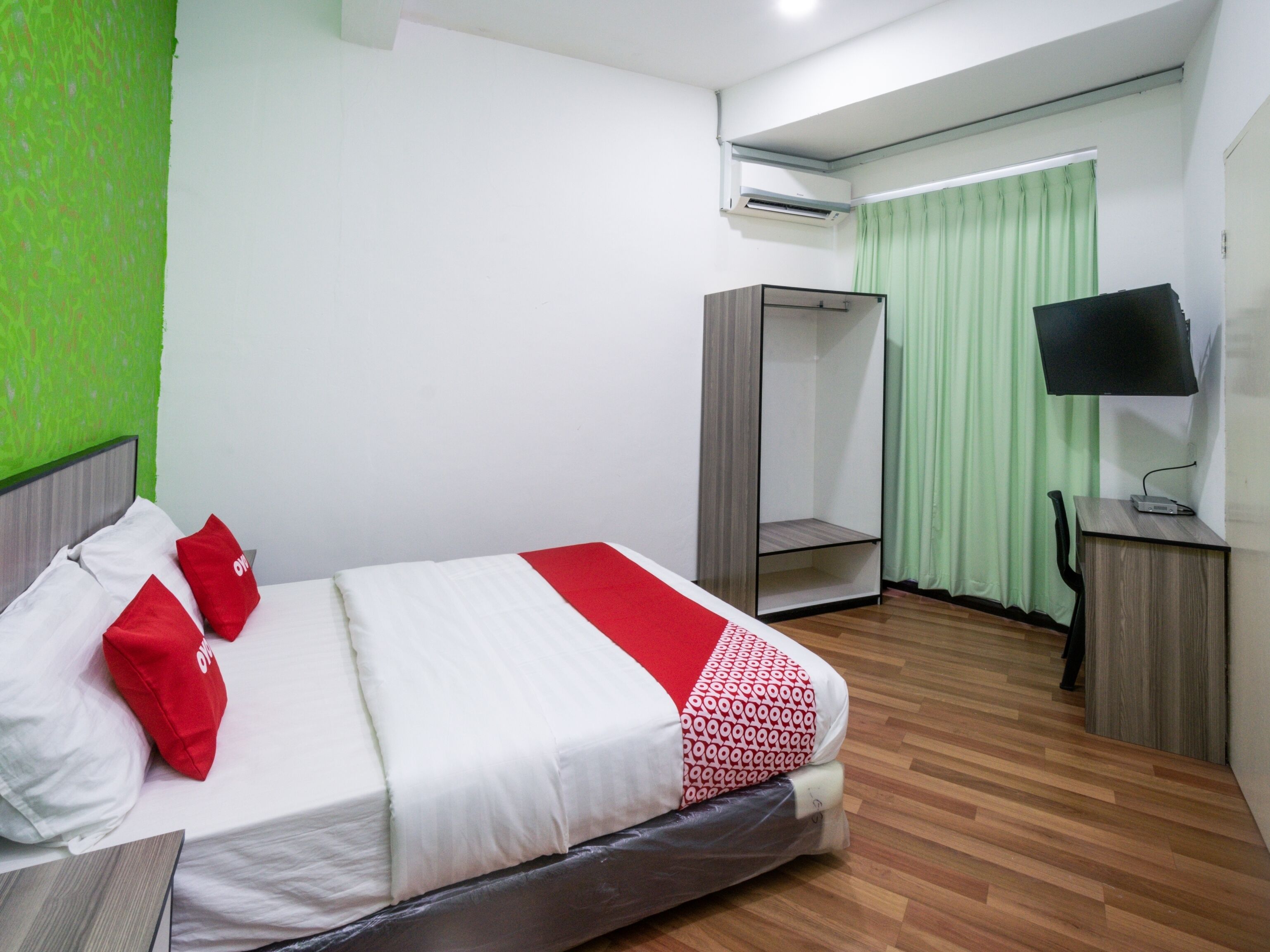 Escritorio, wifi gratis y ropa de cama 