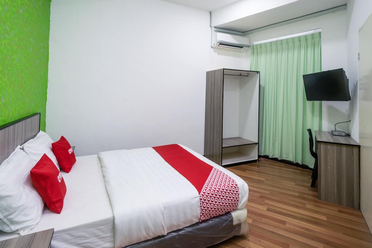 Desk, WiFi (free), bed sheets