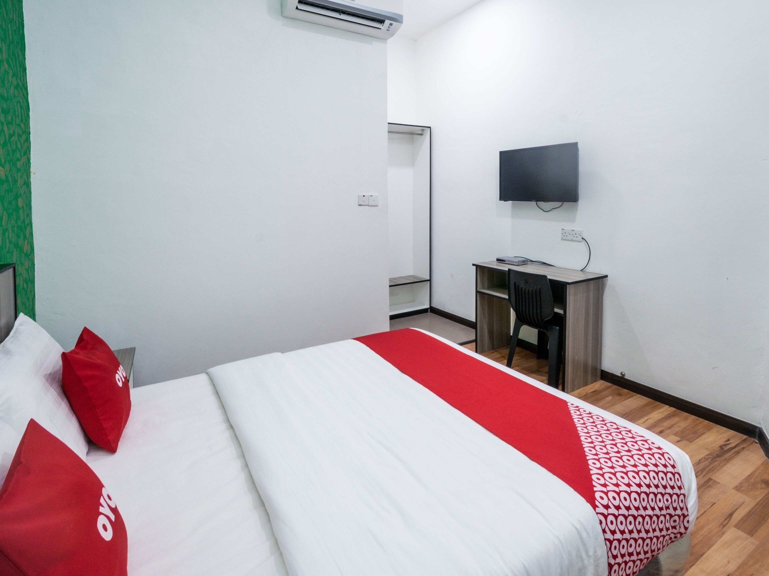 Escritorio, wifi gratis y ropa de cama 