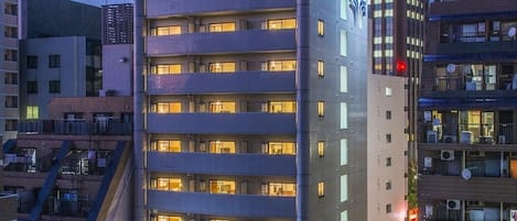 Mặt tiền nơi lưu trú - ban đêm