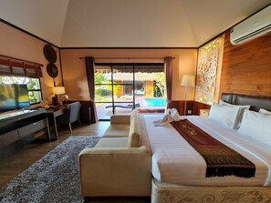 Lake Front Pool Access Villa | Free WiFi
