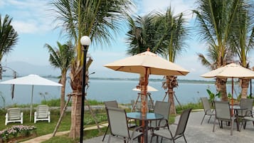 ด้านหน้าที่พัก - ตอนเย็น/กลางคืน