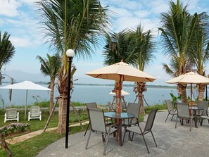 Front of property - evening/night - Naga Tara Resort (Phayao)