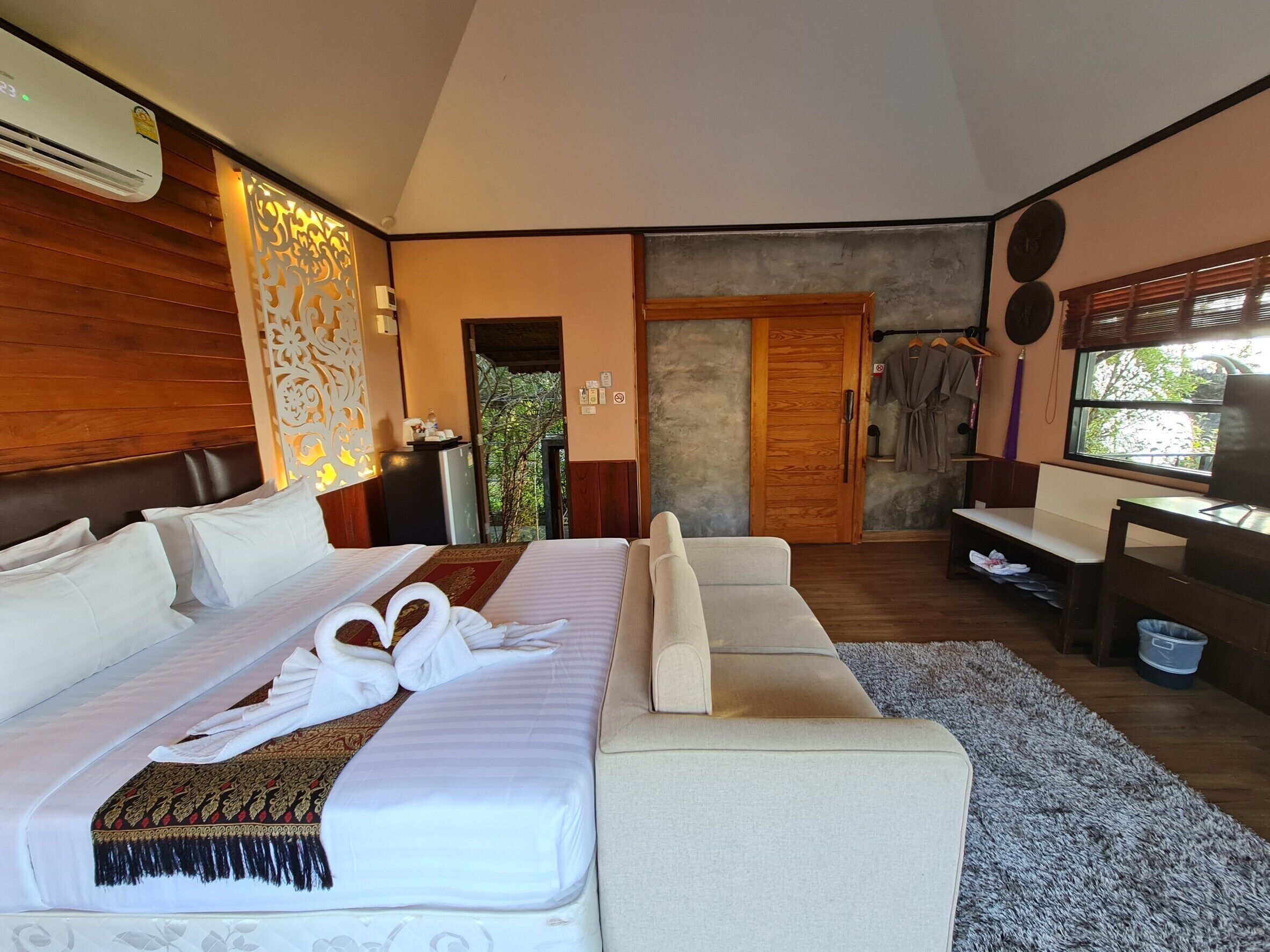 Lake Front Pool Access Villa | Free WiFi