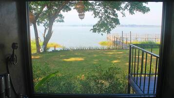 Lake Front Pool Access Villa | Kylpyhuone | Suihku, sadesuihkupää, ilmaiset hygieniatuotteet, tohvelit