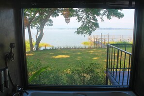 Lake Front Pool Access Villa | Bathroom