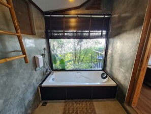 Lake Front Pool Access Villa | Bathroom | Shower, rainfall showerhead, free toiletries, slippers - Naga Tara Resort (Phayao)