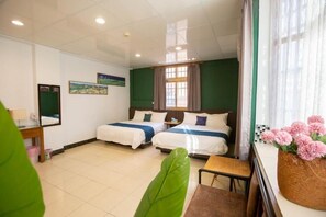 Desk, blackout drapes, soundproofing, free WiFi - A Xin B&B (Jinning)