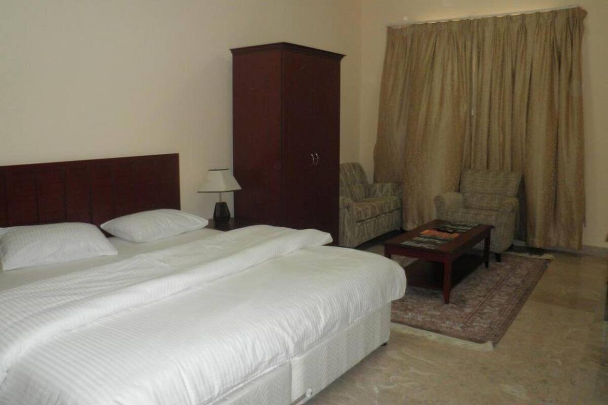 Iron/ironing board, WiFi (free), bed sheets