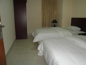 Iron/ironing board, free WiFi, bed sheets - Hamasa Plaza Hotel and Apartments (Al Buraymi)