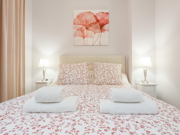 2 bedrooms, iron/ironing board, internet, bed sheets