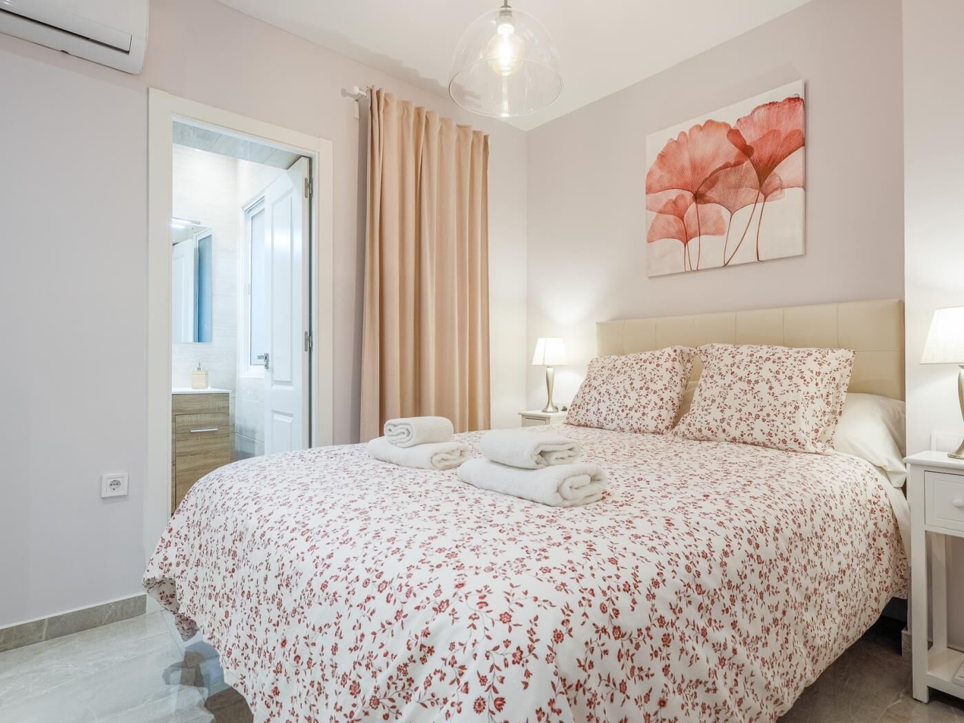 2 slaapkamers, een strijkplank/strijkijzer, internet, beddengoed