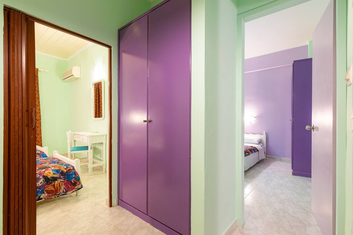 Ein Schlafzimmer mit Bett, Schreibtisch und Kleiderschrank.