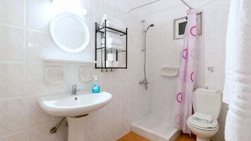 Apartamento, 2 quartos | Banheiro | Chuveiro, toalhas de banho, papel higiênico