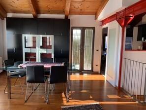 Appartement, 3 chambres | Aire de séjour