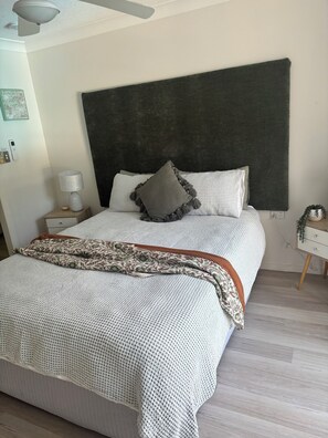 1 bedroom, iron/ironing board, WiFi, bed sheets - Charming Broadbeach unit - Soothing pool views (Broadbeach)