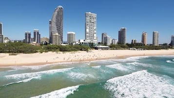 Playa en los alrededores, camastros y toallas de playa
