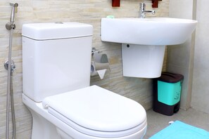 Regadera, amenidades de baño gratuitas, secadora de cabello, bidet 