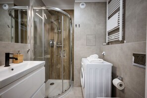 Shower, rainfall showerhead, free toiletries, hair dryer - Marina Apartments (Wroclaw)