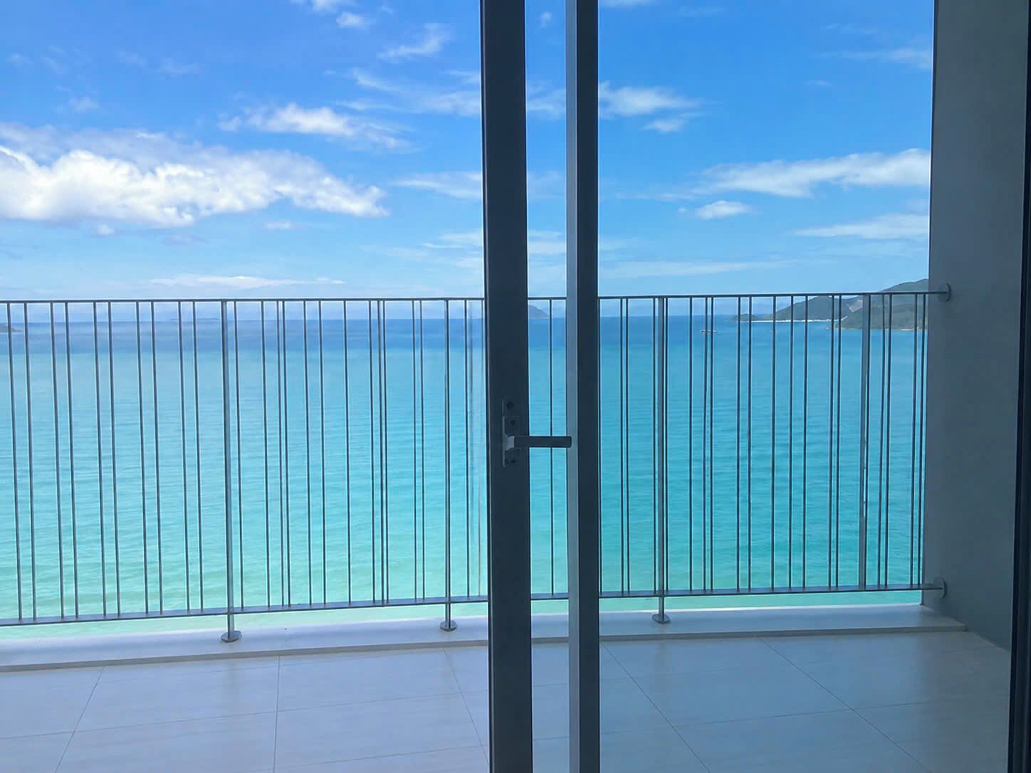 Chambre familiale, vue sur la mer | Aire de séjour | Téléviseur à écran plat de 52 po avec télévision par câble, téléviseur