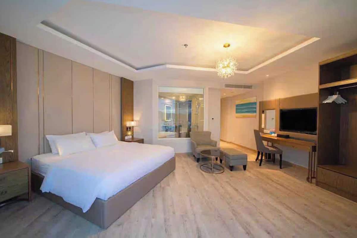 Executive Studio Suite, 1 Bedroom, Bathtub | 1 bedroom, minibar, in-room safe, individually furnished