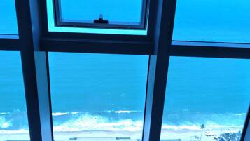 Minibar, caja de seguridad en la habitación y muebles diferentes