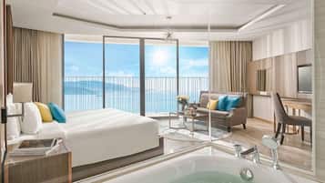 Suite estudio ejecutiva, tina, vista al mar | Minibar, caja de seguridad en la habitación y muebles diferentes