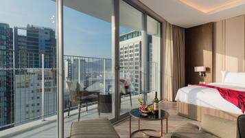 Executive Studio Suite, Bathtub, Sea View | Minibar, in-room safe, individually furnished, desk