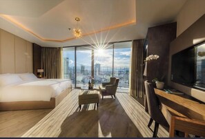 Habitación ejecutiva, vista a la ciudad (Suite) | Minibar, caja de seguridad en la habitación y muebles diferentes 