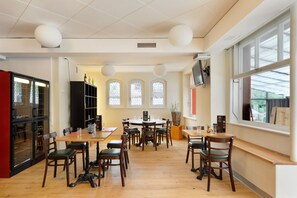 Petit déjeuner buffet (19 CHF par personne)