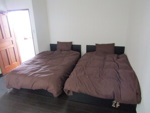 2 bedrooms, desk, laptop workspace, free WiFi