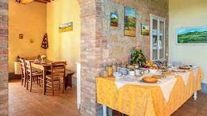 Bữa sáng buffet hàng ngày với phụ phí nhỏ