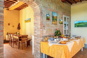 Petit déjeuner buffet (10 EUR par personne)