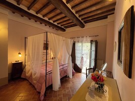 Traditional Apartment, 1 Bedroom | Iron/ironing board, free WiFi, bed sheets