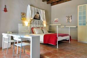 4 slaapkamers, een strijkplank/strijkijzer, gratis wifi, beddengoed