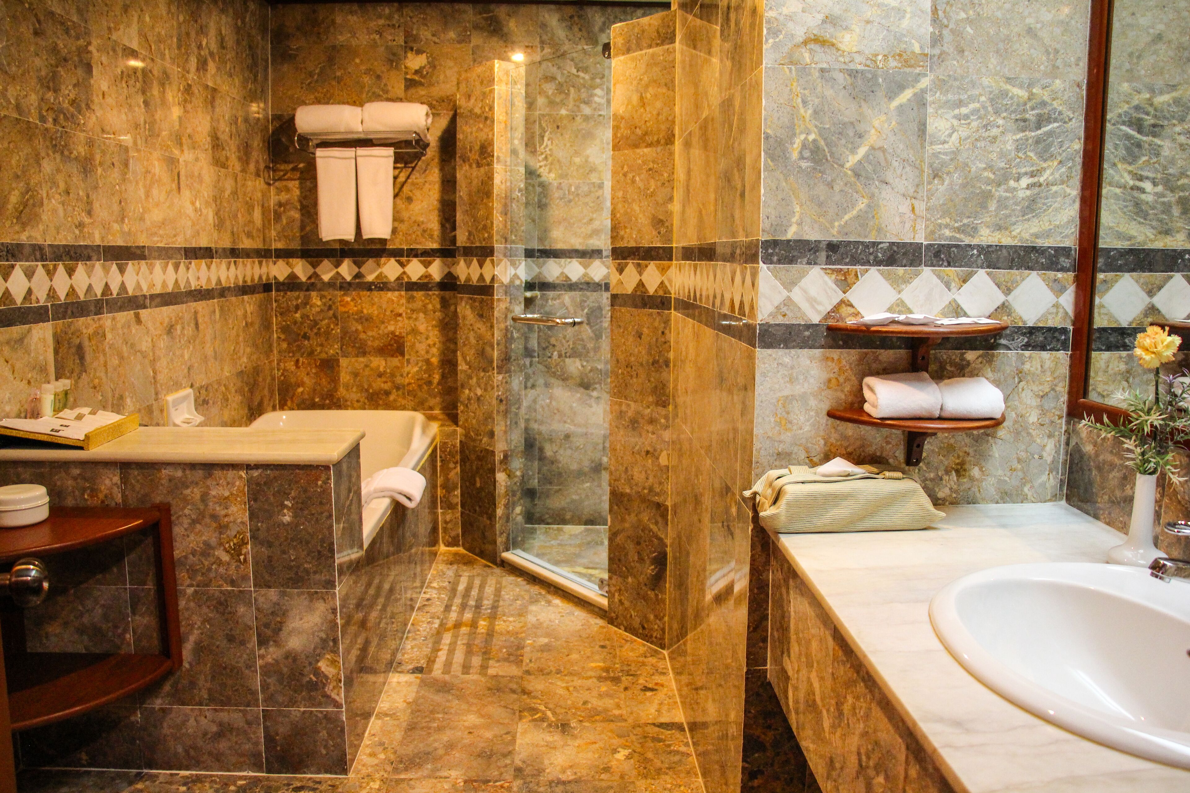 executive suite | bathroom | combined shower/bathtub, free toiletries, hair dryer, slippers