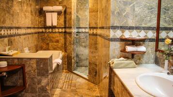 Executive suite | Badkamer | Een bad/douchecombinatie, gratis toiletartikelen, een haardroger