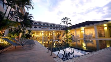 Outdoor pool, pool loungers