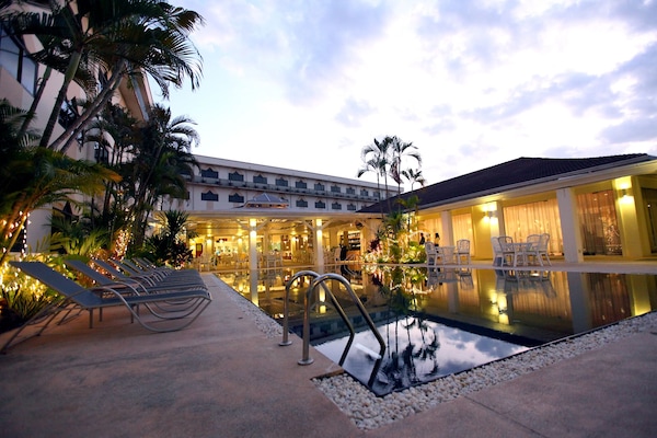 Kolam renang outdoor, dengan kursi berjemur