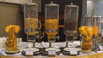 Tägliches Frühstücksbuffet (10 USD pro Person)