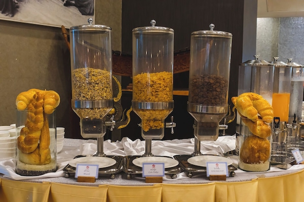 Tägliches Frühstücksbuffet (10 USD pro Person)