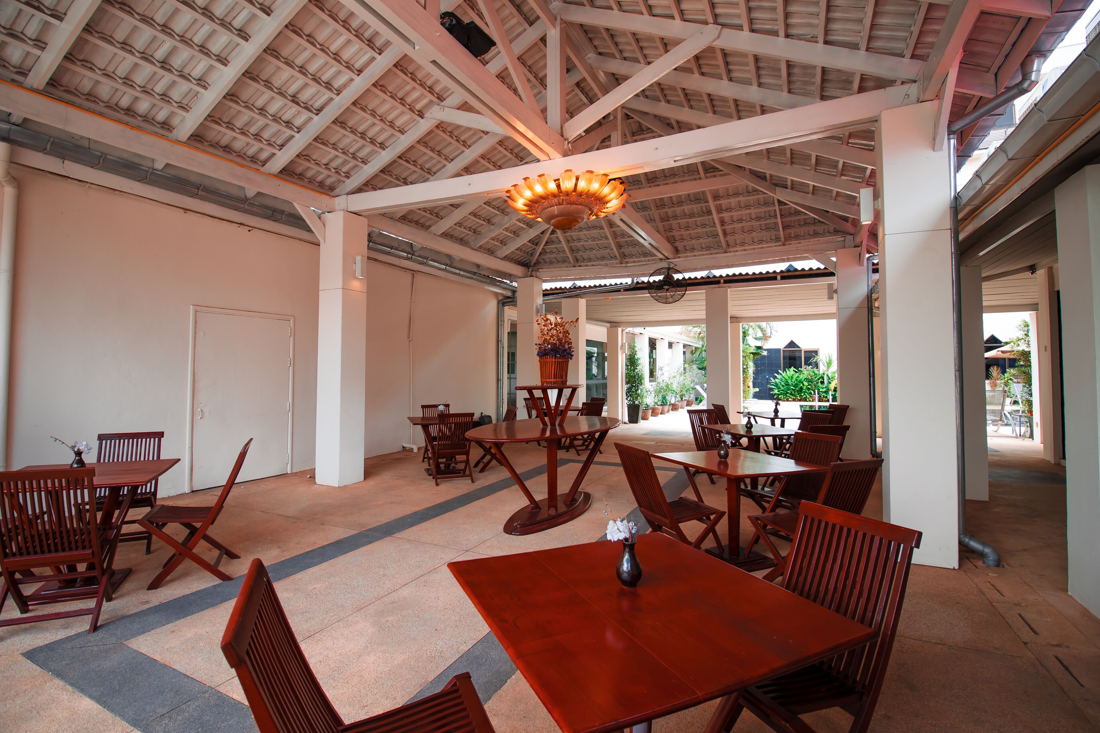 breakfast, lunch and dinner served