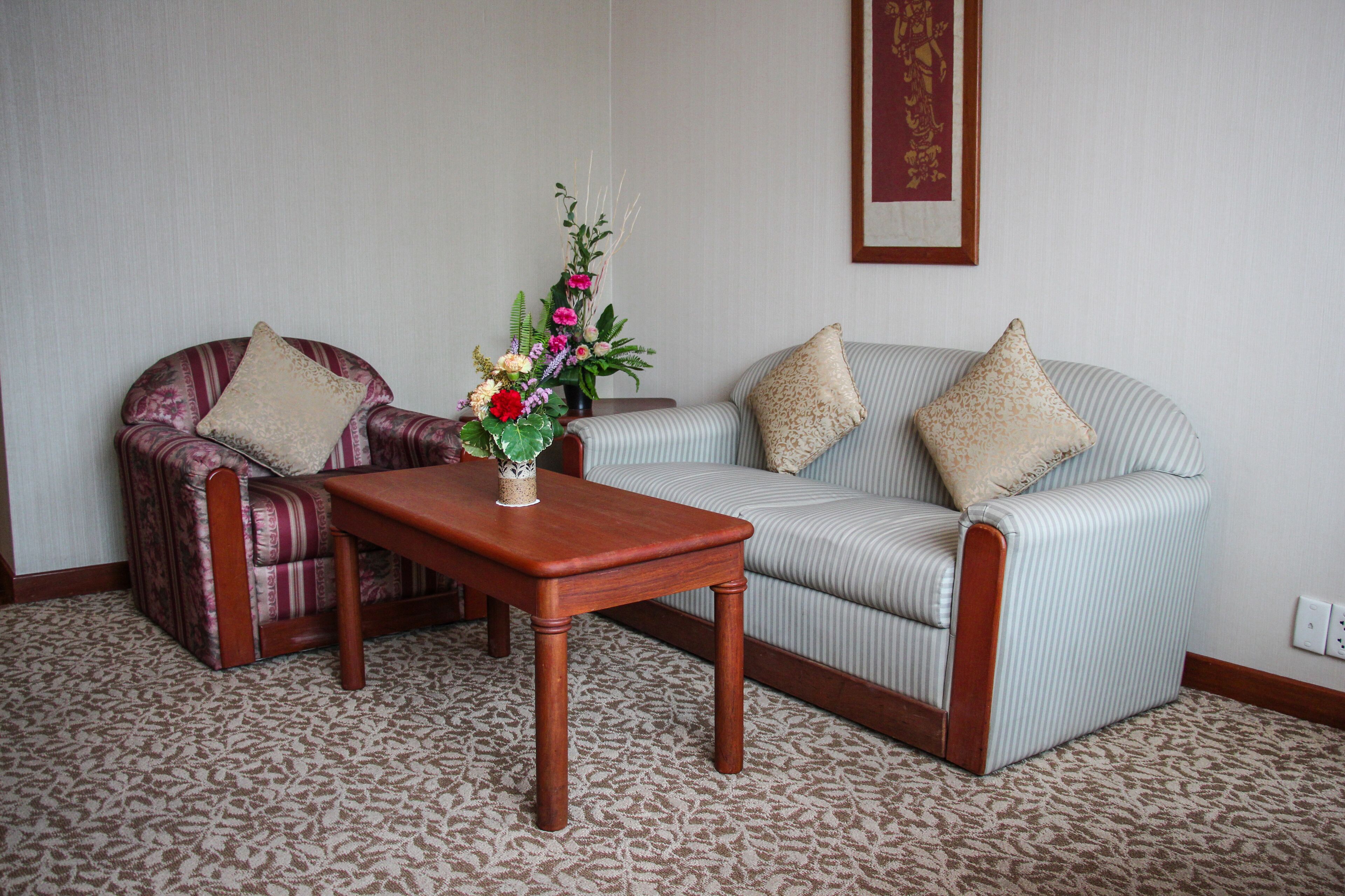 executive suite | living room | 32-inch lcd tv with cable channels, tv